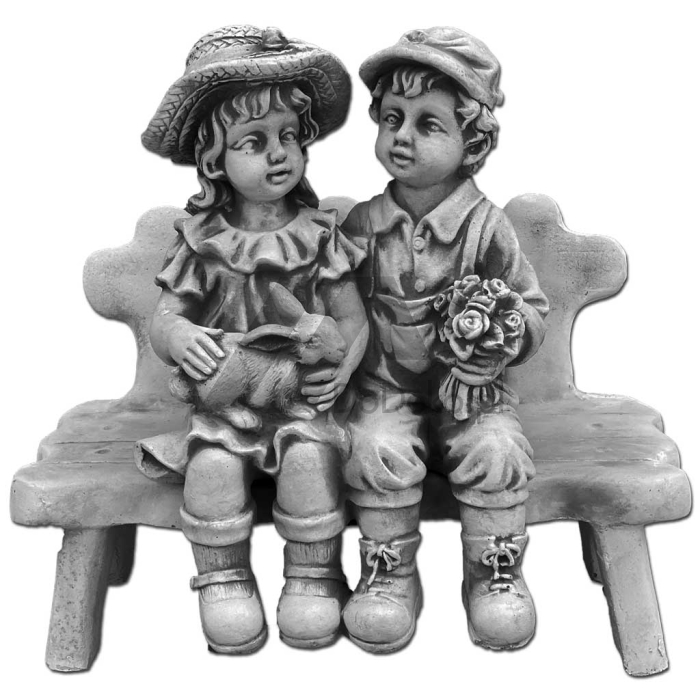 Fille et garçon sur le banc