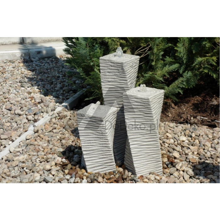 Fontaine de jardin en béton - 3 poteaux - rayures épaisses
