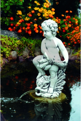 Figura przelewająca wodę - chłopiec z rybą