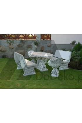 Table de jardin avec une sculpture
